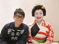 ドラマ木曜ミステリーシアター「お助け屋☆陣八」（読売テレビ・日本テレビ系）に出演する宮川大輔と南海キャンディーズ・しずちゃん。