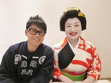 ドラマ木曜ミステリーシアター「お助け屋☆陣八」（読売テレビ・日本テレビ系）に出演する宮川大輔と南海キャンディーズ・しずちゃん。