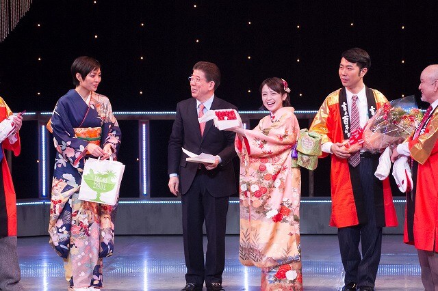 吉本百年物語1月公演「爆発！MANZAIが止まらない」初日会見。(c)吉本興業