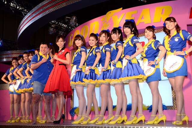 「第31回東京オートサロン2013」に出展された日本グッドイヤー株式会社のブースに登場した（手前中央左から）スギちゃん、吉木りさと、（後列の）コンパニオン達。