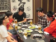 出てきたメニューや具材でダジャレを考えるメンバーたち。