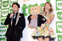 有吉弘行（左）とローラ（右）。