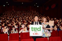 映画「テッド」の公開記念イベントに登場した（手前左から）有吉弘行、ローラと、客席に詰めかけた10代の女性約300名。