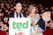 客席に降りて写真撮影に応じる（手前左から）有吉弘行とローラ。