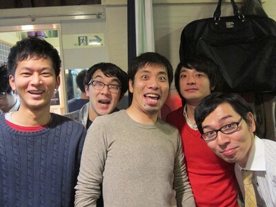 1月16日（水）から20日（日）まで、東京・下北沢駅前劇場にて、単独ライブ「夜ふかしの会 第16回公演『凛々』」を開催する夜ふかしの会。