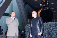 作品を前に発表会が行われた。