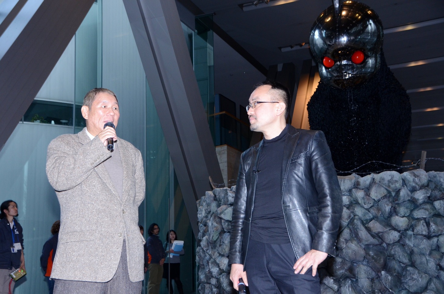 作品を前に発表会が行われた。