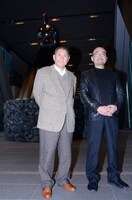 コラボレーションアート作品「ANGER from the Bottom（地底からの怒り）」の発表会に出席した、ビートたけし（左）と、現代美術家のヤノベケンジ（右）。