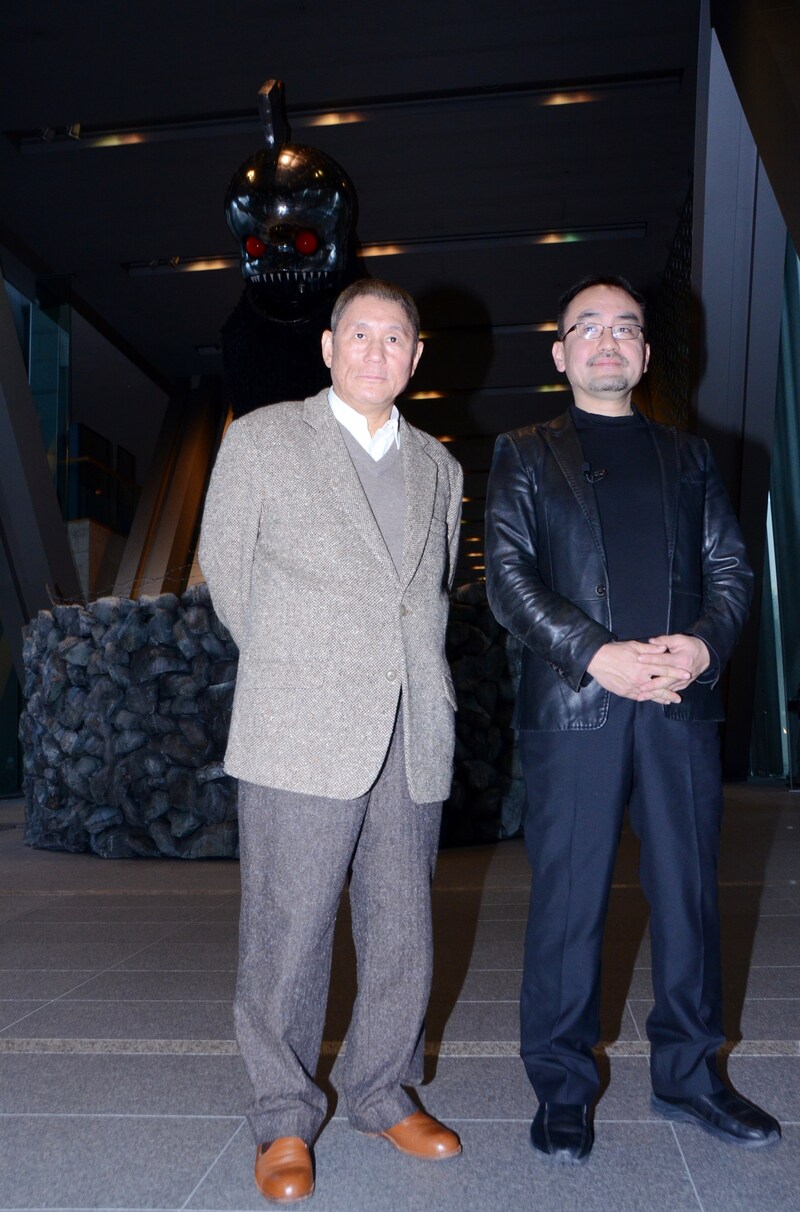 コラボレーションアート作品「ANGER from the Bottom（地底からの怒り）」の発表会に出席した、ビートたけし（左）と、現代美術家のヤノベケンジ（右）。