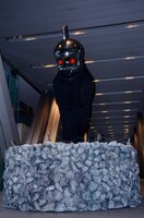 ビートたけしと現代美術家のヤノベケンジによるコラボレーションアート作品「ANGER from the Bottom（地底からの怒り）」。