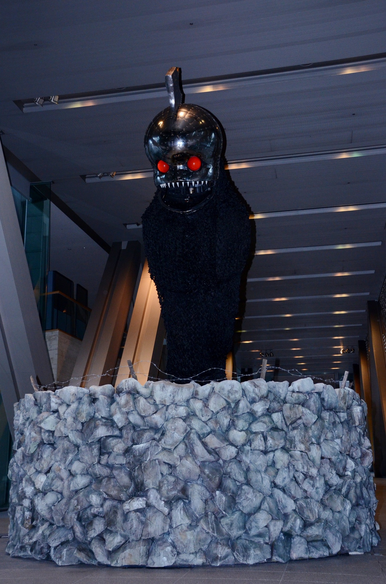 ビートたけしと現代美術家のヤノベケンジによるコラボレーションアート作品「ANGER from the Bottom（地底からの怒り）」。