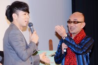 ピース綾部（左）と竹中監督（右）。竹中監督は風邪で喉がかれている様子だったが「綾部くんが風邪を引いている！」としきりにうそぶき、綾部を困惑させていた。