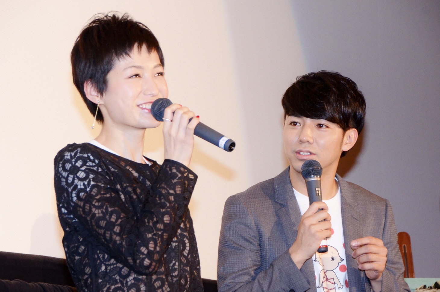 主演の平田薫（左）と綾部（右）。