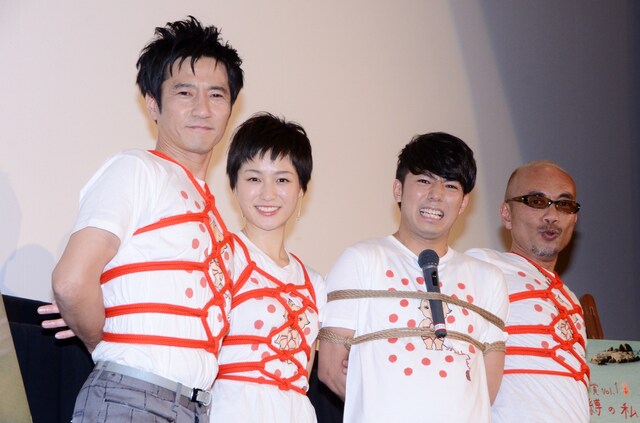 映画「R-18文学賞 vol.1 自縄自縛の私」の舞台挨拶に登壇した（左から）津田寛治、平田薫、ピース綾部、竹中直人監督。映画のテーマに沿って全員緊縛された状態で写真撮影に応じた。