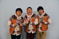 DVD「日曜×芸人」をPRする（左から）バカリズム、アンタッチャブル山崎、オードリー若林。