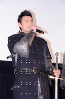 主人公のガッツを演じる岩永洋昭。