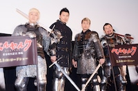 ア映画「ベルセルク 黄金時代篇III 降臨」の完成披露試写会に登壇した（左から）チョコレートプラネット長田、岩永洋昭、川畑要、ケンドーコバヤシ。