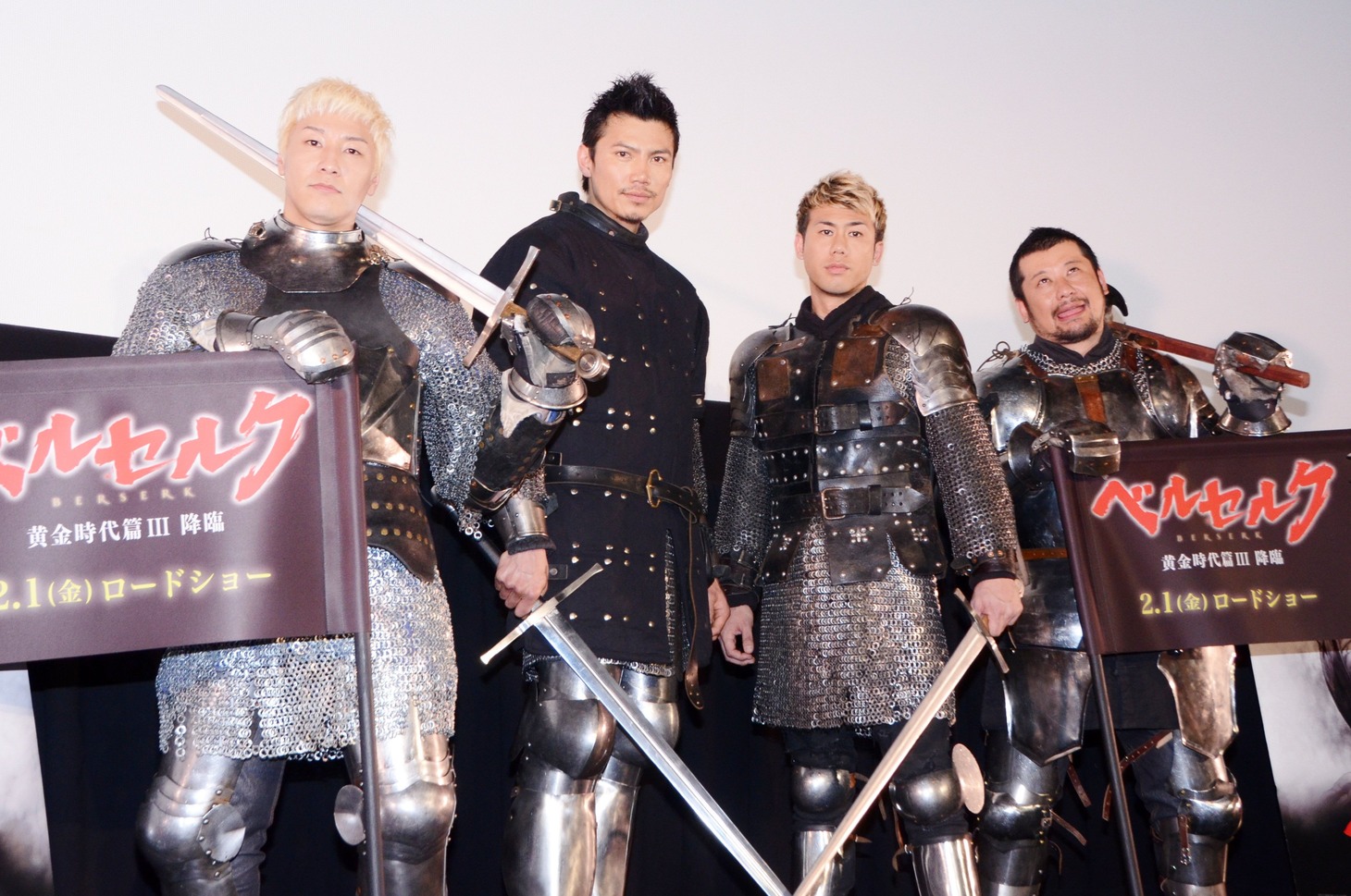 アニメ映画「ベルセルク 黄金時代篇III 降臨」の完成披露試写会に登壇した（左から）チョコレートプラネット長田、岩永洋昭、川畑要、ケンドーコバヤシ。