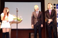 りんちゃん（左）とバイきんぐ（右）。りんちゃんが歌を披露する前、落ち着いた雰囲気の客席に向けて小峠が「モッシュとダイブは禁止です！」と注意事項を呼びかけ、笑いを誘っていた。