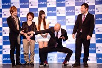 フォトセッションでポーズを求められ、キレのある動きを見せる小峠（右から2人目）。