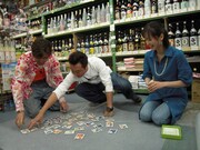 「モヤモヤさまぁ~ず2」に出演する(左から)さまぁ~ずと、大江麻理子(テレビ東京アナウンサー)。写真はDVD-BOXのVol.16より。(c)テレビ東京