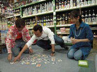 「モヤモヤさまぁ～ず2」に出演する（左から）さまぁ～ずと、大江麻理子（テレビ東京アナウンサー）。写真はDVD-BOXのVol.16より。(c)テレビ東京