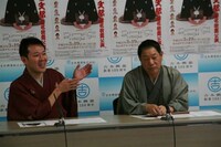 「月亭八天改メ『七代目　月亭文都』襲名披露公演」開催発表会見に出席した月亭八天と月亭八方。(c)吉本興業