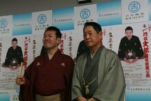 「月亭八天改メ『七代目　月亭文都』襲名披露公演」開催発表会見に出席した月亭八天と月亭八方。(c)吉本興業