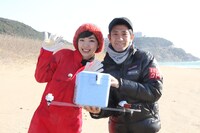 「有名マンガ実験劇場 できるでSHOW!?」で「銀河鉄道999」の「999号が地球から宇宙へと旅立つシーン」を再現しようと試みるアンタッチャブル柴田（右）と、松嶋初音（左）。(c)BeeTV