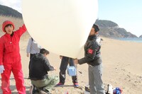 「銀河鉄道999」の「999号が地球から宇宙へと旅立つシーン」を再現しようと試みるアンタッチャブル柴田（右端）ら。(c)BeeTV