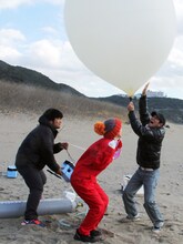 「銀河鉄道999」の「999号が地球から宇宙へと旅立つシーン」を再現しようと試みるアンタッチャブル柴田（右端）ら。(c)BeeTV