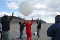 「銀河鉄道999」の「999号が地球から宇宙へと旅立つシーン」を再現しようと試みる一同。(c)BeeTV