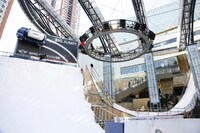 巨大なスキージャンプ台が設置された会場。