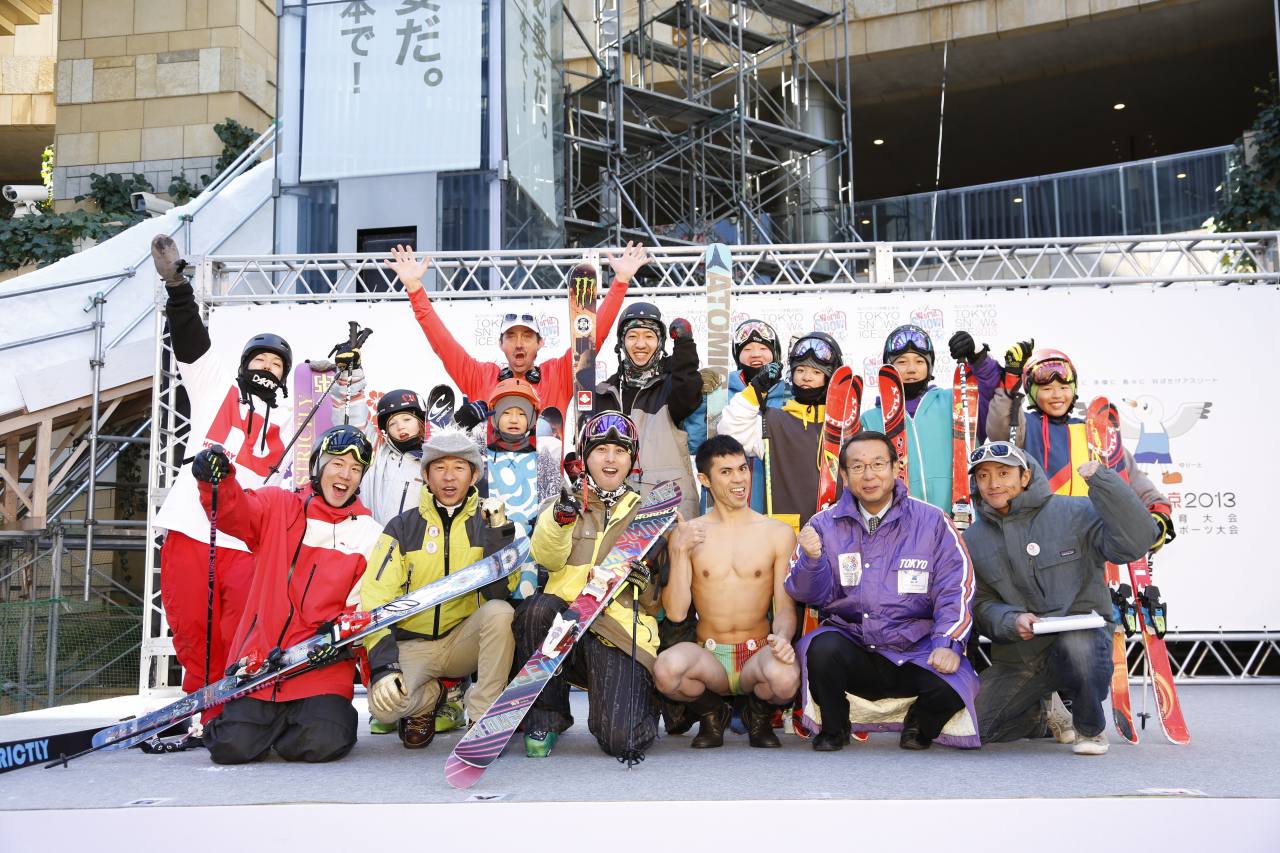 「TOKYO SNOW & ICE 2013」に登場した小島よしお（前列右から3人目）と、イベントに参加したスキーヤーら。