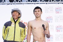 小島よしお（右）と、荻原次晴（左）。