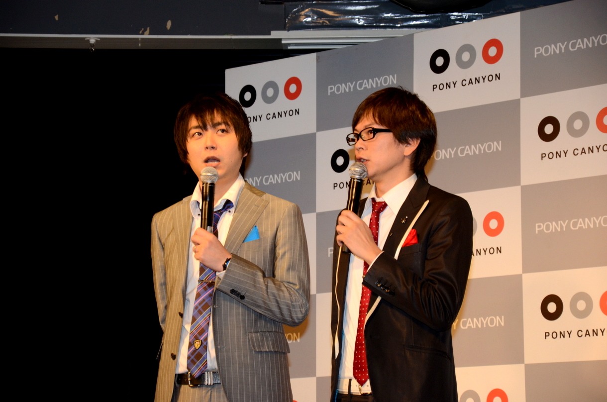 単独ライブDVD「磁石 単独ライブ『レインボー』」発売記念イベントで漫才を披露する磁石。