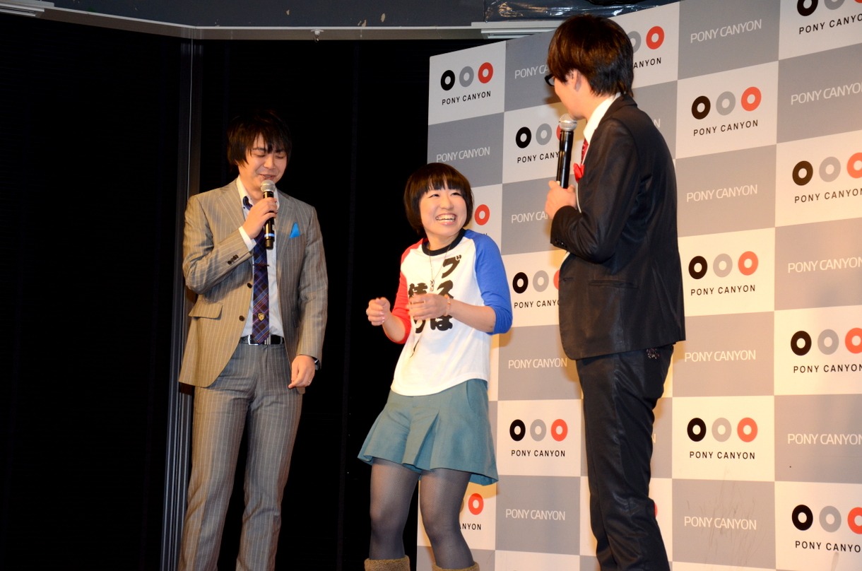 手作りの「ブスは待つ！」Tシャツが見つかり、磁石にステージに上げられた観客。