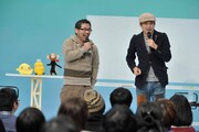 読売テレビ西田二郎プロデューサー（右）と「水曜どうでしょう」の北海道テレビ藤村忠寿ディレクター（左）。(c)YTV