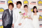 ニブンノゴ！森本の結婚式が、結婚から14年越しに実現。（左から）会見の司会を務めたロンドンブーツ1号2号・田村淳と、森本、妻・麻希さん、長女。