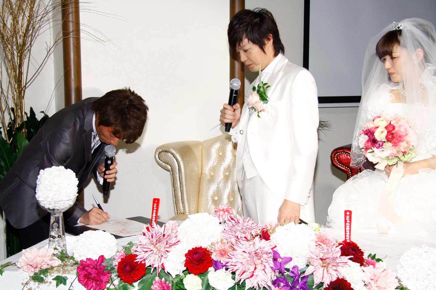 「結婚証明書」に調印するロンブー淳（左）。