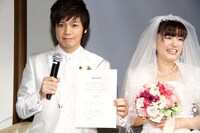 「結婚証明書」を手にするニブンノゴ！森本夫妻。