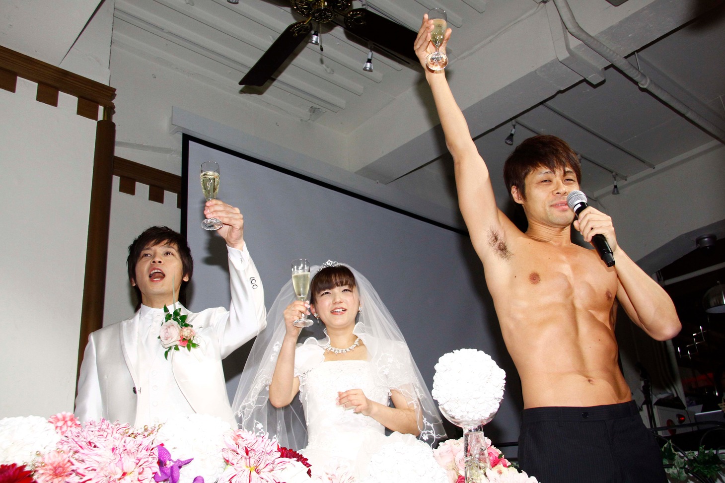 （左から）森本夫妻とニブンノゴ！宮地。