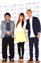 「ネスレアミューズ『ギャル曽根レシピ 第3弾』公開収録イベント」に登場した（左から）我が家・杉山と、ギャル曽根・名城ラリータ夫妻。