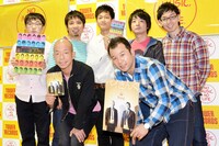 DVD発売記念の合同イベントに登場したバイきんぐ（前列）と夜ふかしの会（後列）。