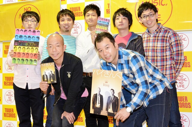 DVD発売記念の合同イベントに登場したバイきんぐ（前列）と夜ふかしの会（後列）。