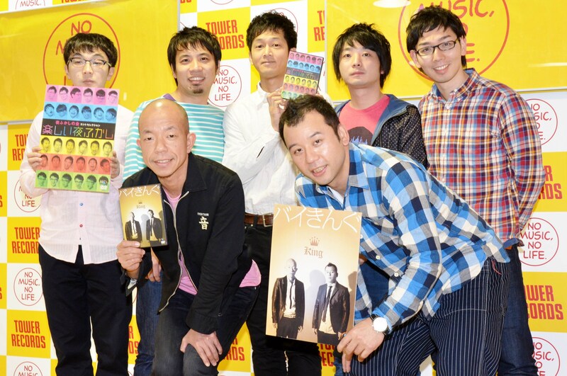 DVD発売記念の合同イベントに登場したバイきんぐ（前列）と夜ふかしの会（後列）。