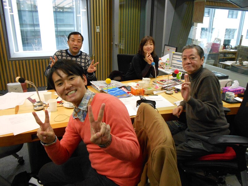 「高田文夫のラジオビバリー昼ズ」の高田文夫（手前右）、木曜レギュラーの清水ミチコ（右奥）と、ナイツ。(c)ニッポン放送