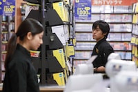 2月22日よりTSUTAYA限定レンタルが開始されるバカリズム主演スペシャルドラマDVD「ひとり交換日記」の一場面。内村光良監督の映画「ボクたちの交換日記」のスピンオフストーリーとなっている。(c)2013「ボクたちの交換日記」製作委員会