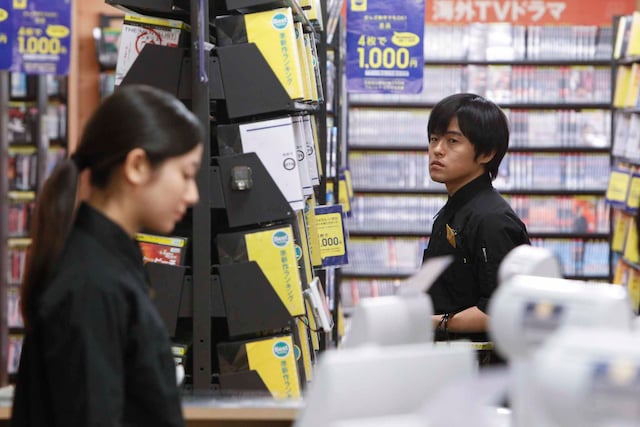 2月22日よりTSUTAYA限定レンタルが開始されるバカリズム主演スペシャルドラマDVD「ひとり交換日記」の一場面。内村光良監督の映画「ボクたちの交換日記」のスピンオフストーリーとなっている。(c)2013「ボクたちの交換日記」製作委員会