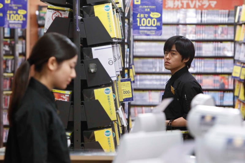 2月22日よりTSUTAYA限定レンタルが開始されるバカリズム主演スペシャルドラマDVD「ひとり交換日記」の一場面。内村光良監督の映画「ボクたちの交換日記」のスピンオフストーリーとなっている。(c)2013「ボクたちの交換日記」製作委員会